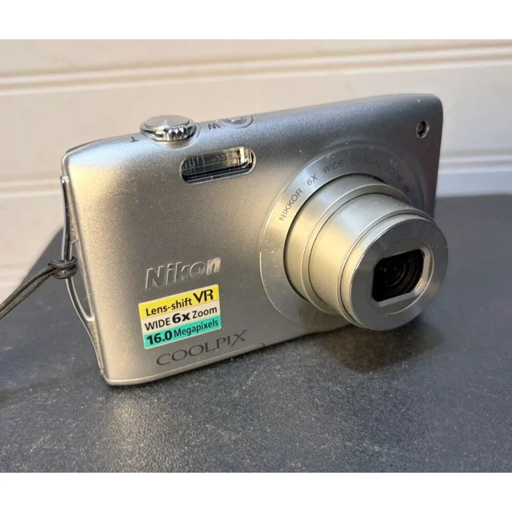 Nikon Coolpix S3300 16.0MP Compact Digital Zoom Camera bundle Silver Tested